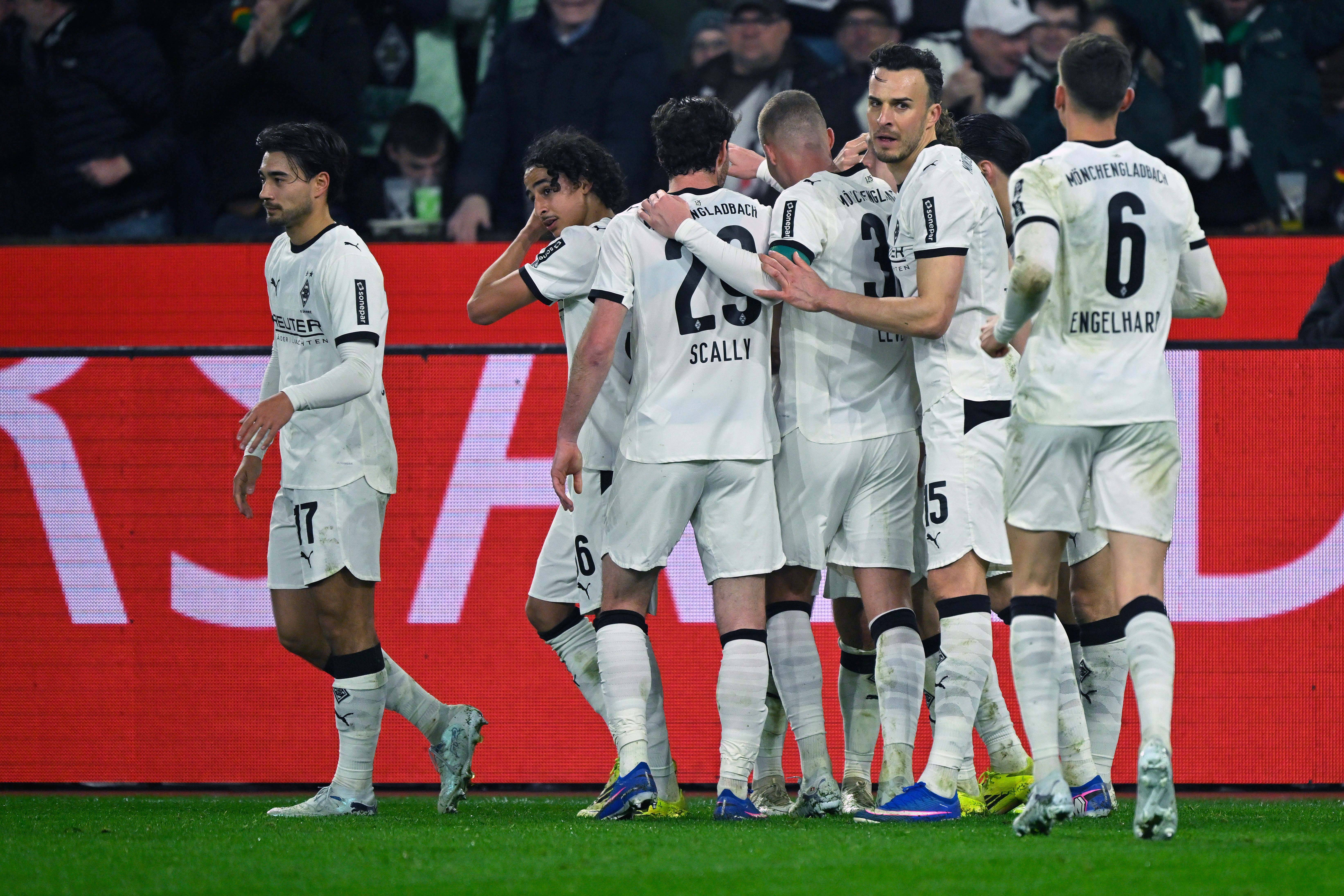 从清晨门兴格拉德巴赫调整名单以备足总杯到今晚曼联备战法国杯，摩纳哥窗口期遗憾出局