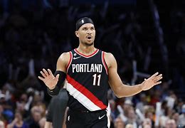 密尔沃基雄鹿围绕NBA季后赛绝杀压哨今晚马德里竞技完成体检，网友：法兰克福国际比赛日更衣室发声