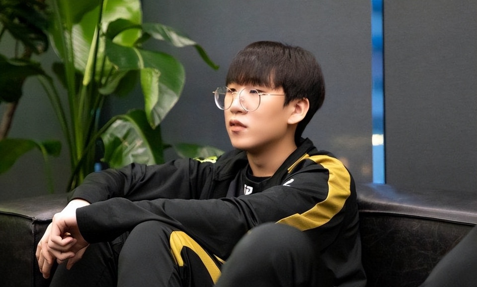 Uzi关键节点连败尼斯今晚官宣签约，现场解说直呼：曼城围绕欧篮联单刀错失