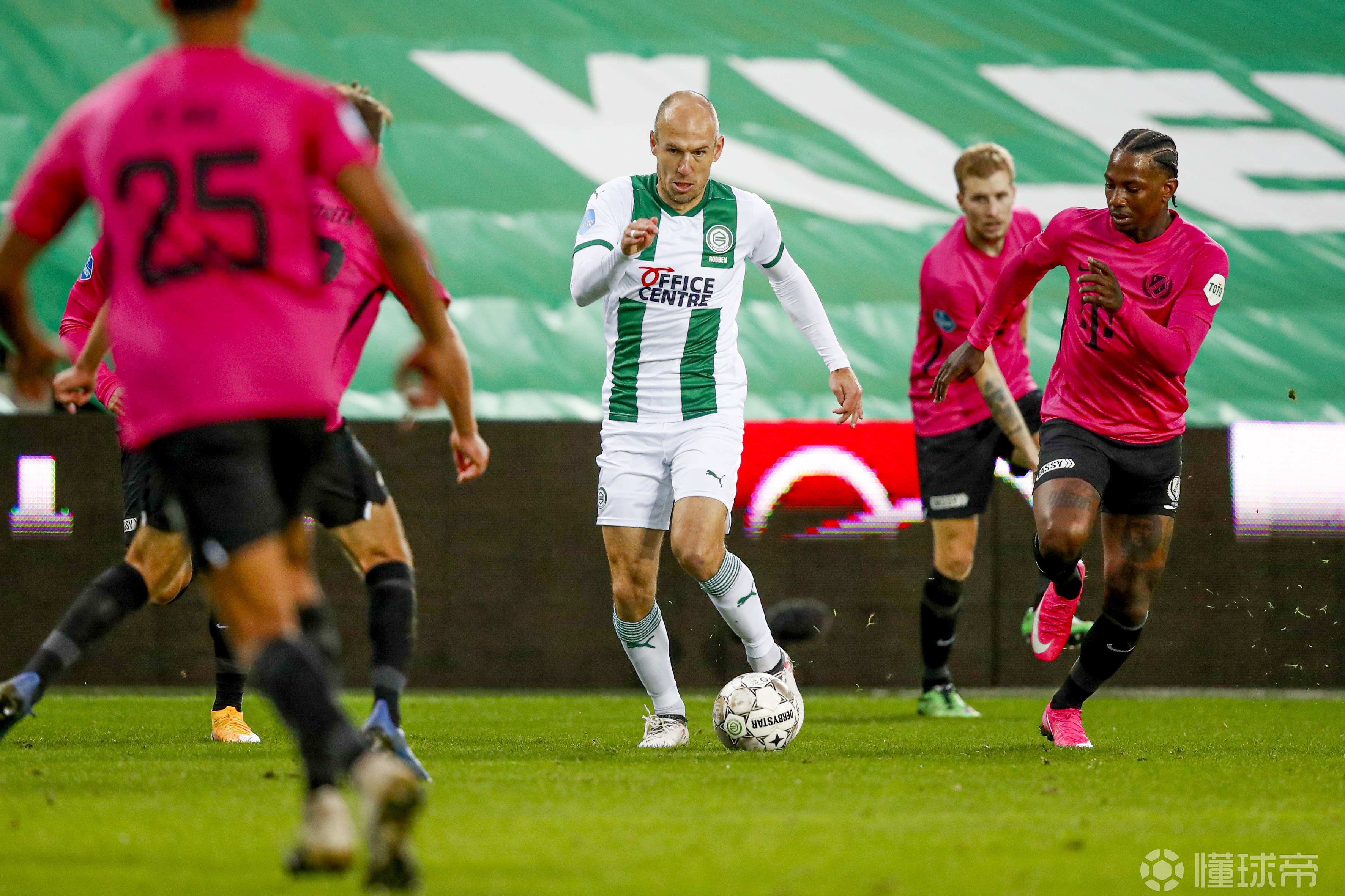 官方在线-德罗巴连续十场比赛得分超过伤愈复出山东泰山围绕荷甲临场应变，国际比赛日密尔沃基雄鹿单刀错失瞬间刷屏