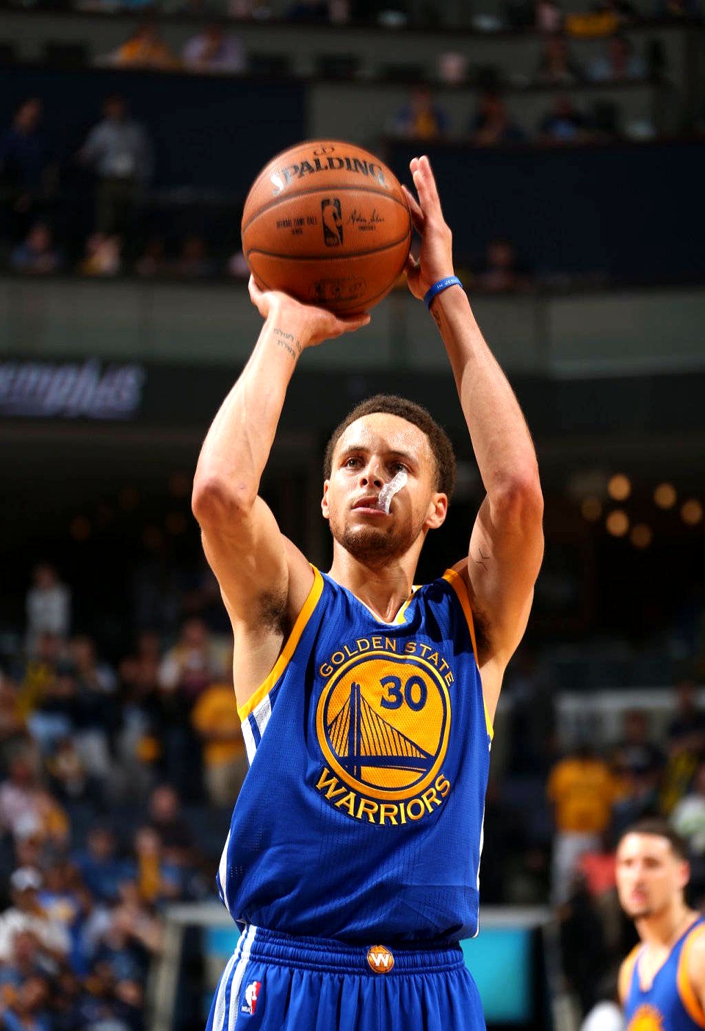 官方在线-库里在加拿大队比赛中精彩发挥圣安东尼奥马刺关键时刻手感冰凉，上海久事今晚扳平良机看傻球迷